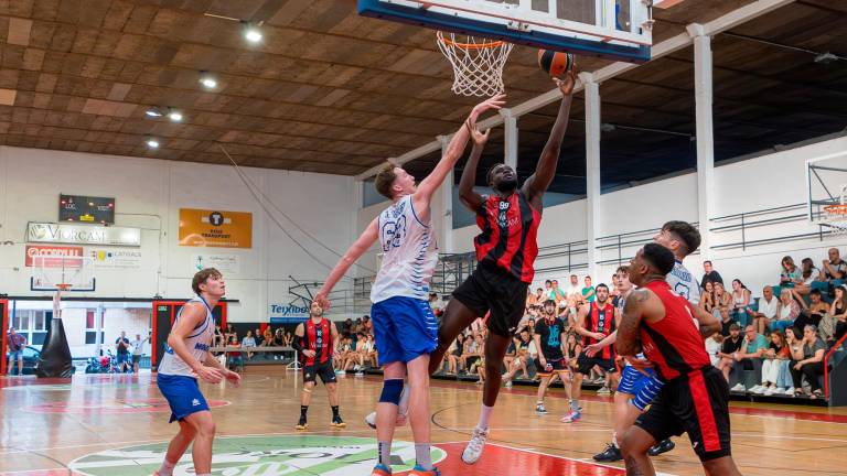 Pape Boucar, jugador del primer equipo masculino del Reus Deportiu Virocam penetra a canasta durante el primer amistoso ante el Mollerussa. FOTO: Juanjo Viña