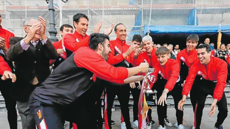 $!Los jugadores del Volei SPiSP celebran en Tarragona su ascenso. Foto: Marc Bosch