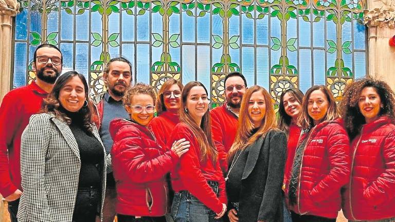 $!El equipo de Casa Navàs, ante sus espectaculares vidrieras. Foto: Alfredo González