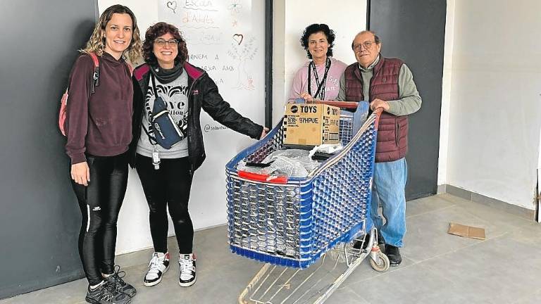 $!Voluntarios de la dana entregan material escolar en la Escola d’Adults de Sedaví. Foto: Cedida