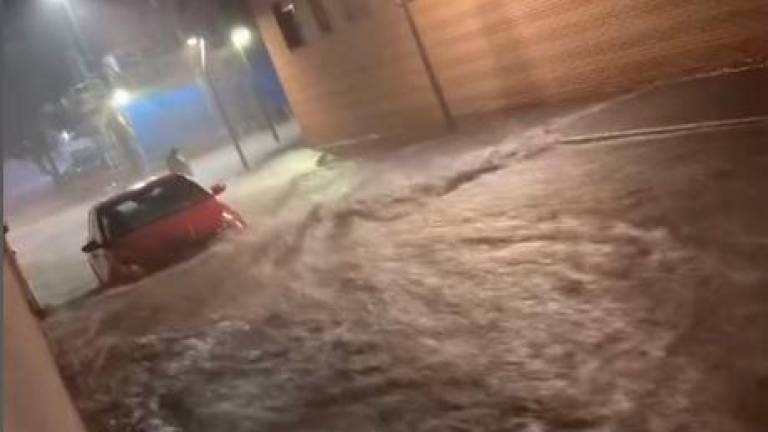 Un coche aparcado en la calle Mar de El Serrallo. Foto: Jeff Aviles