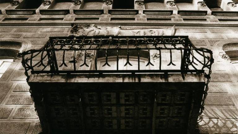 Instantània antiga del balcó de la façana principal del mas. foto: CIMIR / Arxiu Històric de l’Agrupació Fotogràfica de Reus / Autor desconegut / Núm. reg.: 50036