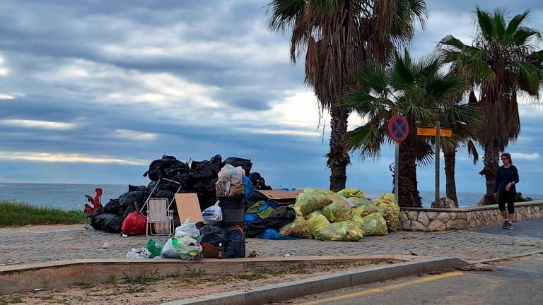 Bolsas de basura en la Platja de l’Arrabassada. Foto: N.M.