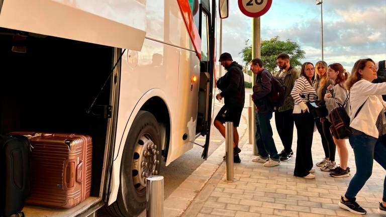 Unos cincuenta vecinos han optado por la opción del autobús dirección Vila-seca y Sant Vicens de Calders. foto: MCG