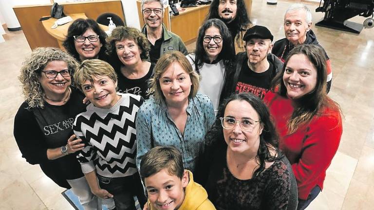 $!Un grupo de los voluntarios que cuidaron el nido de la tortuga. Foto: Àngel Ullate