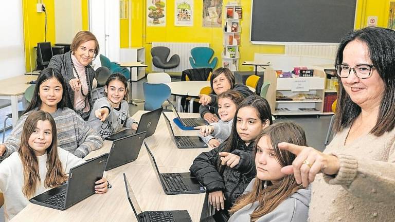 $!Alumnas del Marta Mata de Salou, con la directora y la profesora de inglés. Foto: Àngel Ullate