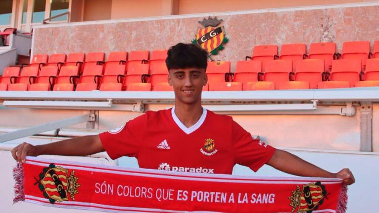 Adrián Alves, feliz tras la renovación. Foto: Nàstic