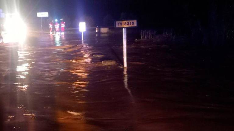 Los Bomberos tuvieron que actuar en la zona de la Miliana, en Ulldecona, por acumulación de agua. Foto: Bombers