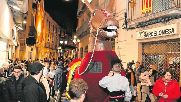 La cercavila, recorrent els carrers de Valls. A la imatge, la Mulassa. Foto: Alba Mariné