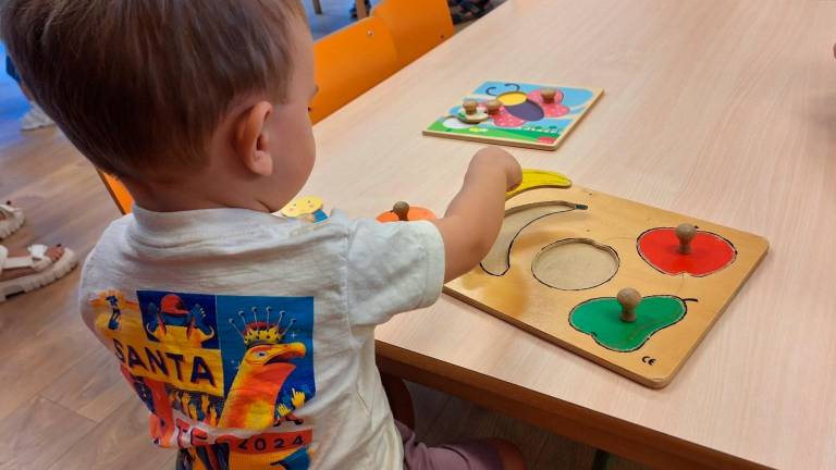 Un niño jugando el primer día de cole en la Llar d’Infants El Ninot de Tarragona. Foto: Norián Muñoz