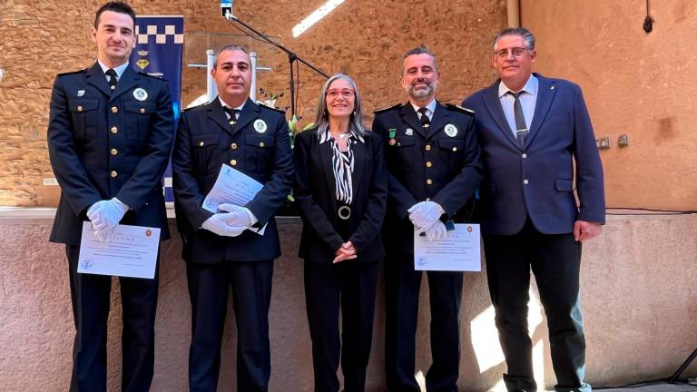 $!Agents que han estat reconeguts pels seus 15 i 25 anys de servei.