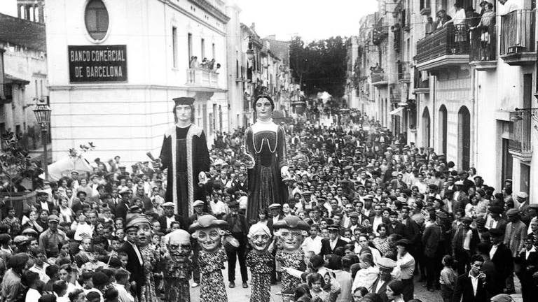 $!La llegada de lso gegants de El Vendrell para la Fira de 1930.