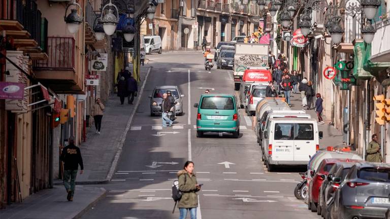 Con este proyecto quiere dejarse un único carril de circulación, para que los peatones dispongan de aceras más anchas y verdes. foto: Marc Bosch