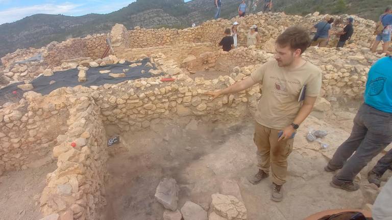 Un dels arqueòlegs del GRAP ensenya l’estructura de l’àmbit on podria estar ubicat el possible temple d’origen fenici. Foto: J. J. BUJ