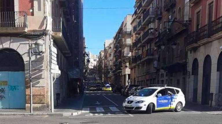 Imagen de un coche patrulla cortando el tráfico en la calle Apodaca, junto a la plaza dels Carros. FOTO: M.R.