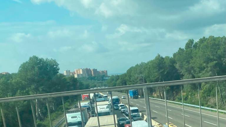 $!Un accidente en la AP-7 en Tarragona corta dos carriles en Tarragona