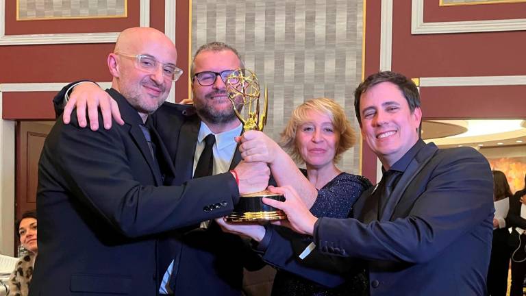 Los creadores del documental ‘Punt de no retorn’ con el premio Emmy. Foto: Cedida