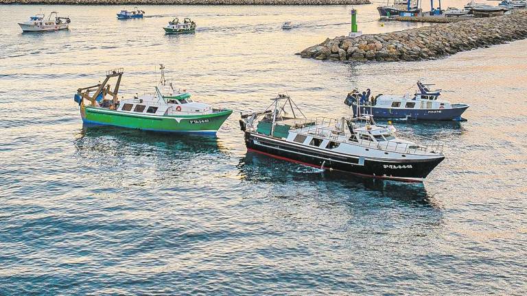 La flota de barcas de arrastre de Cambrils saliendo del puerto a faenar. Foto: Cedida