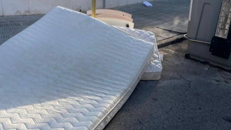 Un colchón tirado en la vía pública en Calafell.