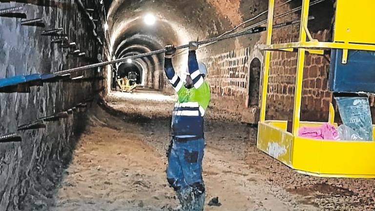 $!Un operario trabajando en el refuerzo interior del túnel. foto: cedida