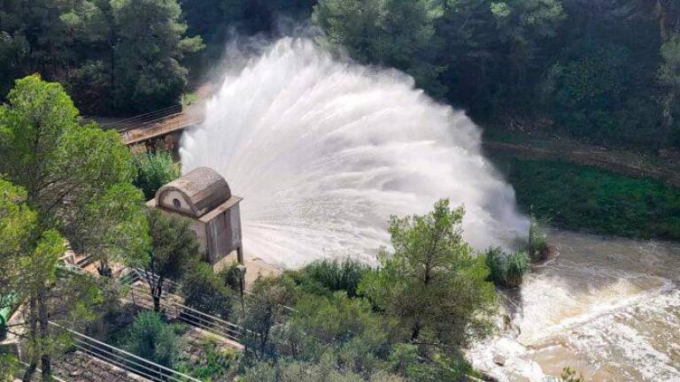 El pantano del Foix liberando agua.