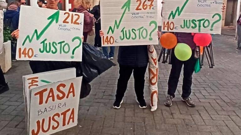 $!Vecinos de La Bisbal contra la nueva tasa de residuos.