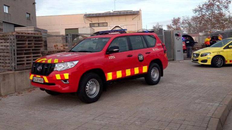 Los vehículos de emergencia en la empresa. Foto: Bombers de la Generalitat