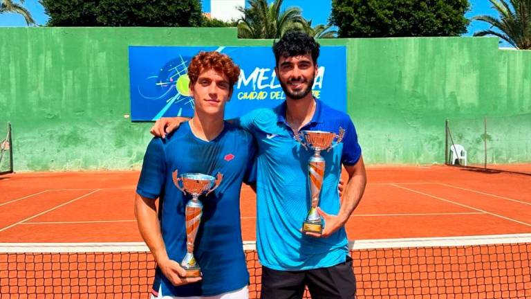 Jordi Garcia y Alvaro Bueno, con sus trofeos. FOTO. Cedida