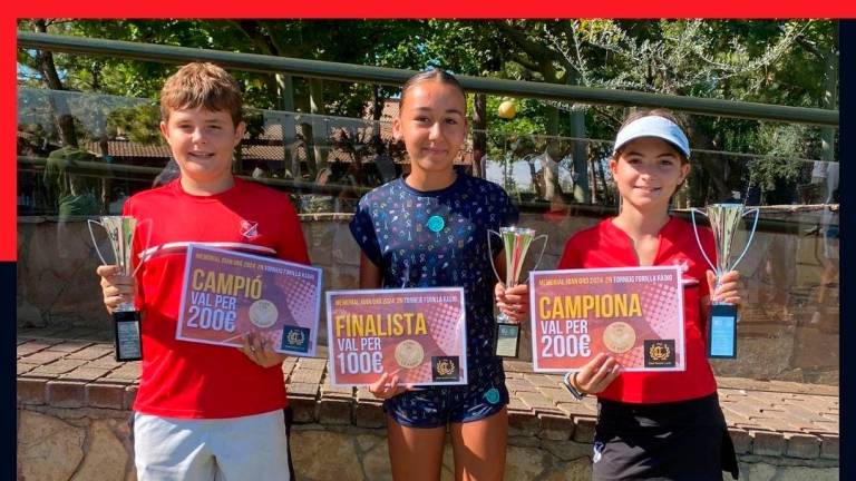 Iván Villas, Nayara Sanjuán y Emma Fernández, en el CT Lleida. Foto: club tennis tarragona