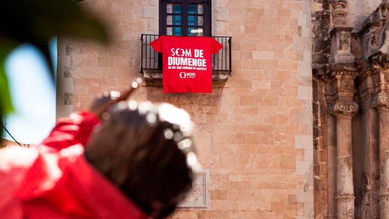 $!Una gran camisa en la torre de la iglesia de El Vendrell.