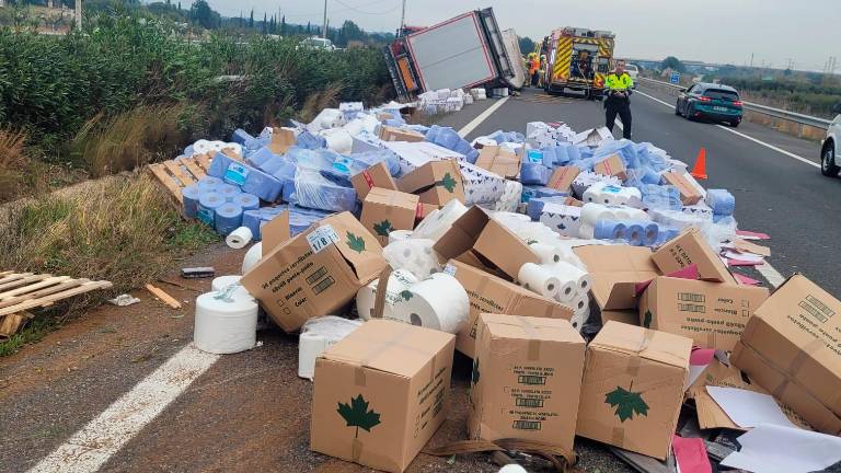 El camión ha perdido la carga de papel que se ha esparcido por la AP-7. Foto: cedida