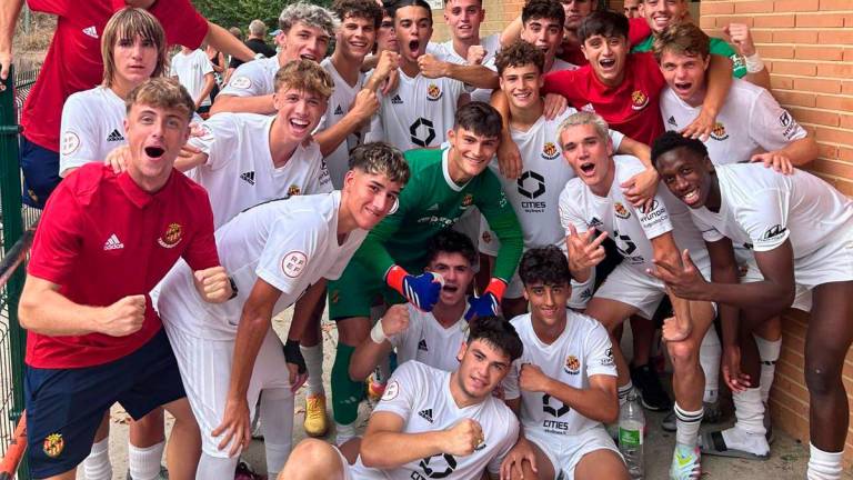 La plantilla del Juvenil A del Nàstic celebra el triunfo en Santo Domingo en la primera jornada de la División de Honor. Foto: Nàstic