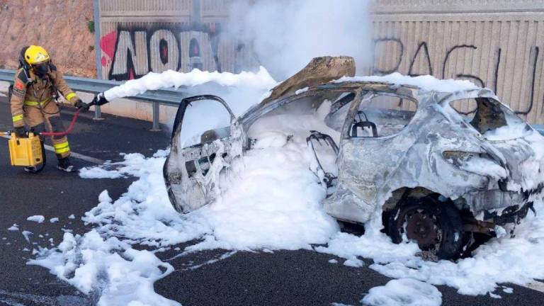 $!El coche ha quedado totalmente destrozado. Foto: Bombers