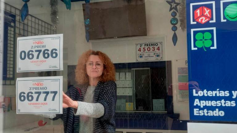 La lotera de la administración de Alcanar que ha dado dos premios del Niño. Foto: Joaquim J. Buj