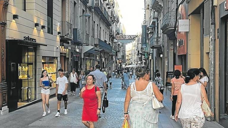 Gent passant pel carrer Monterols. Foto: Alfredo González