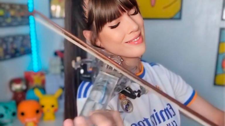 Astrid Torrente, con el violín y la camiseta dle Real Madrid. Foto: cedida