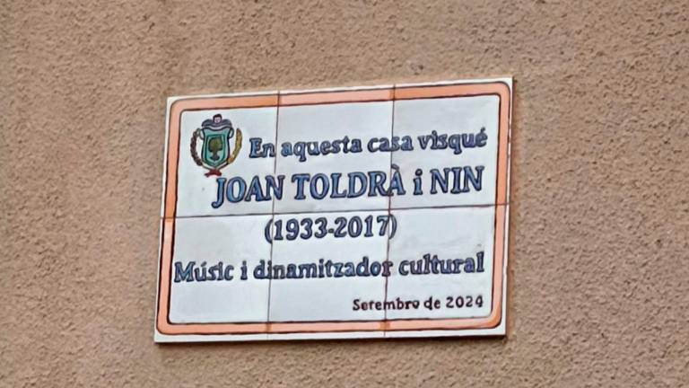 Una placa en la que fue su sastrería recuerda a Joan Toldrà.