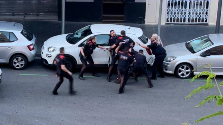 El hombre ha sido reducido por Mossos esta mañana de lunes. Foto: @Vantellina