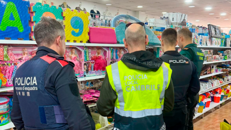 Cuerpos de policía inspeccionando un establecimiento. Foto: Ayuntamiento de Cambrils