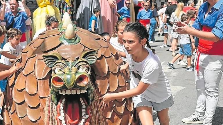 La Cucafera Petita recorrió las calles del barri del Port al ritmo de la música. Foto: Alba Mariné