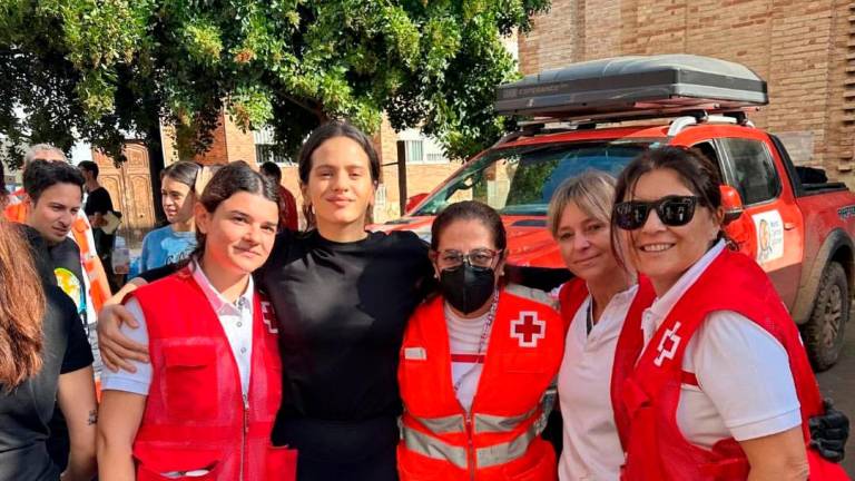 Rosalía durante su visita a Valencia con voluntarias de Cruz Roja. Foto: X