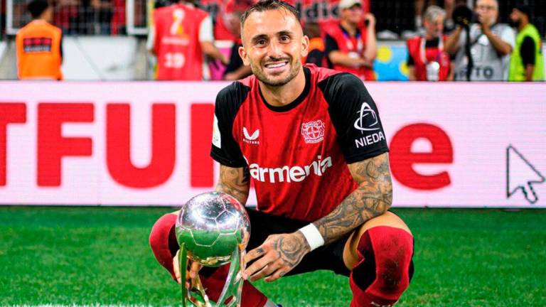 Aleix García posa con la Supercopa, su primer título oficial en las filas del Leverkusen al que ha llegado este verano. foto:instagram