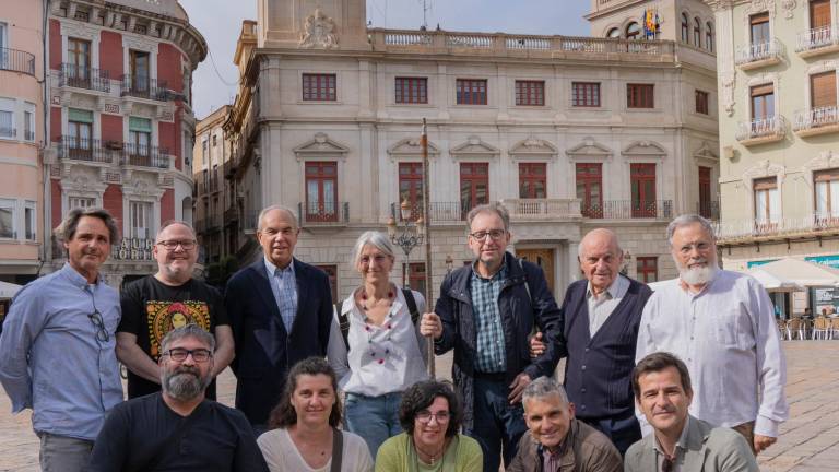 Els 12 membres que conformen la confraria en l’actualitat, a la Plaça Mercadal. foto: cedida