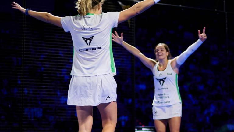 Ari Sánchez y Paula Josemaría celebran el pase. foto: premier padel