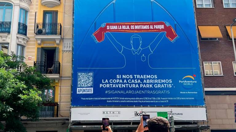 Una gran pancarta ya luce en Madrid en apoyo a La Roja. foto: PAW