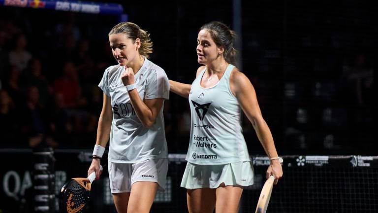 Ari Sánchez y Paula Josemaría, celebrando un punto. FOTO. Premier Padel