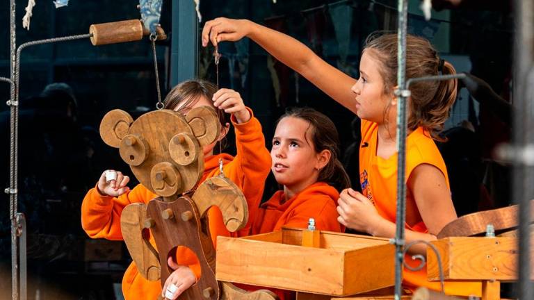 Alguns infants muntant la seva titella durant la jornada d’ahir. foto: Sergi Sanmiguel - monné comunicació