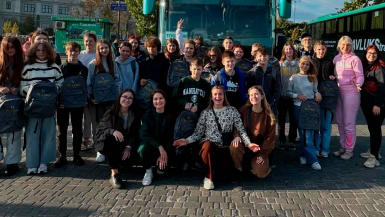 Los niños y niñas viajan en autobús desde Ucrania acompañados de un equipo de monitores y un psicólogo. Foto: Cedida