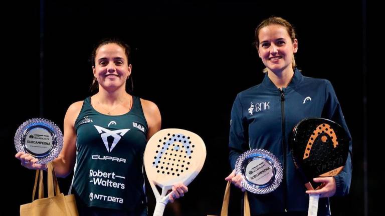 Paula Josemaría y Ari Sánchez, con sus trofeos en Valladolid. FOTO. Premier Padel