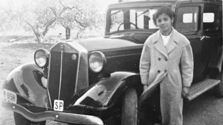 La Concepció Aragonès Guinart a mitjan anys 50 amb el Lancia del seu pare. Foto: Casa Boada